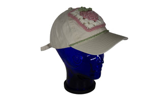 Baseball cap w/crocheted applique